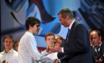 Князьков А.Л. вручает приз студенту 1 курса Денису Черепухе