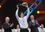 Чемпионский кубок в руках студента первого курса Георгия Иванова