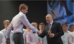 Яковлев Ю.Н. вручает приз студенту 1 курса Евгению Кандыбе